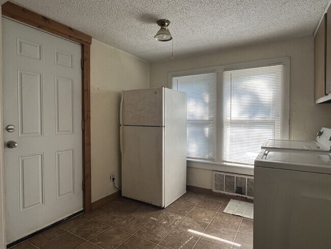 Building Photo - 2 Bedroom House with Large Fenced Yard