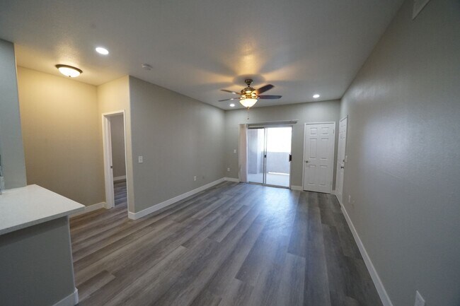 Building Photo - SHOWINGS AVAILABLE NOW