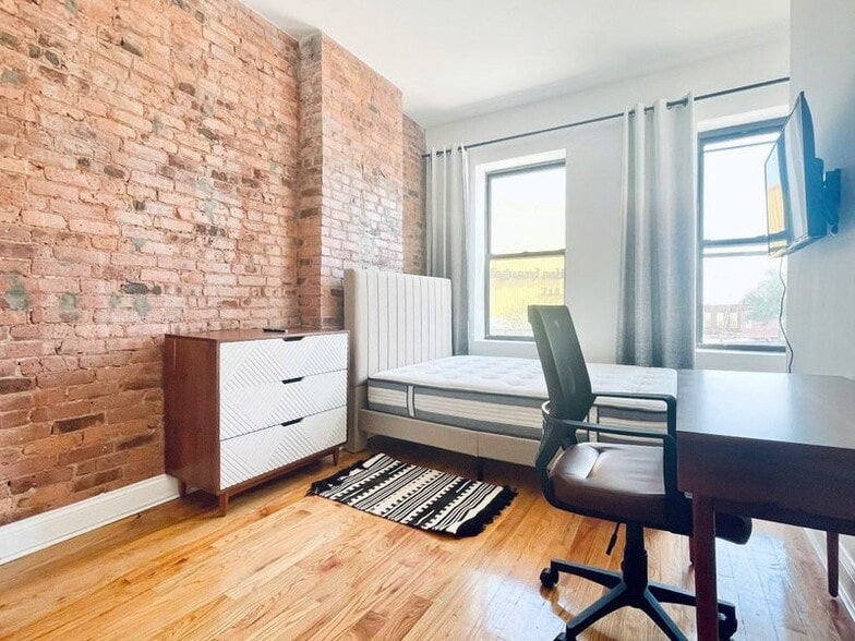 Building Photo - Furnished room/NOT APARTMENT