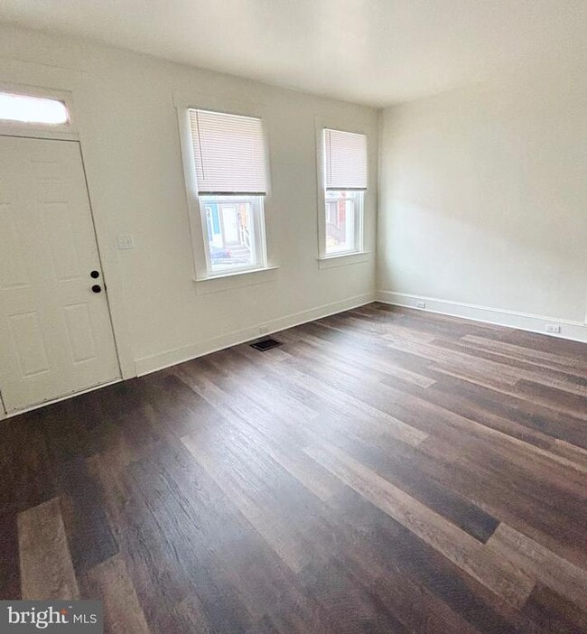 Building Photo - 28 Caroline St