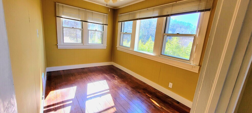 Bonus room- office or bdrm - 91 Stonehedge Ln