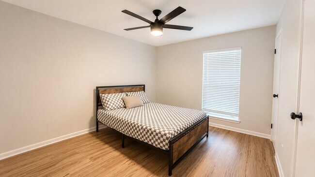 Building Photo - 13638 Greenridge Dr