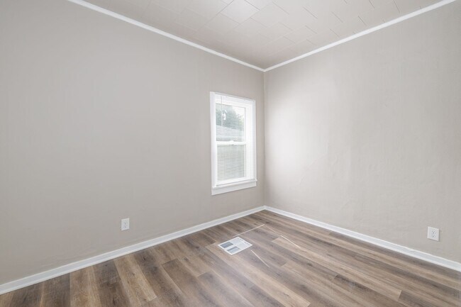Building Photo - 220 4th St