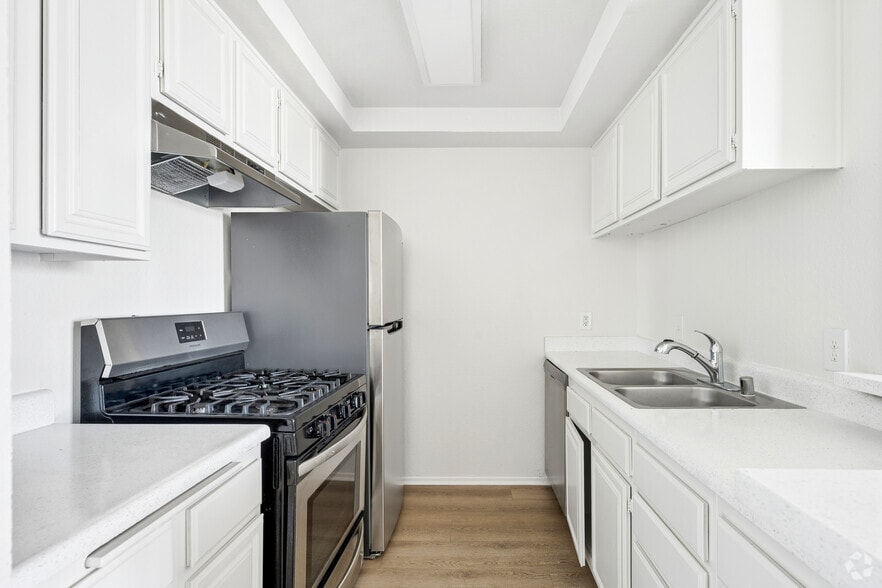 2BR, 2BA - 1050SF - Kitchen - Hyde Park
