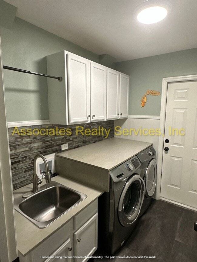 Building Photo - Beautiful Family home in Mentone!