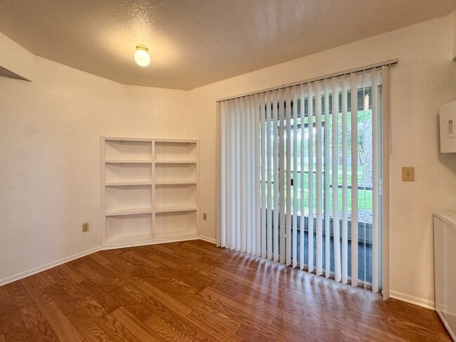 Building Photo - Manors of Bryn Mawr 2 Bed 2 Bath Condo AVAILABLE NOW!