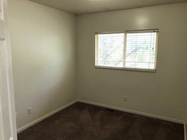 Building Photo - West Jordan Townhouse