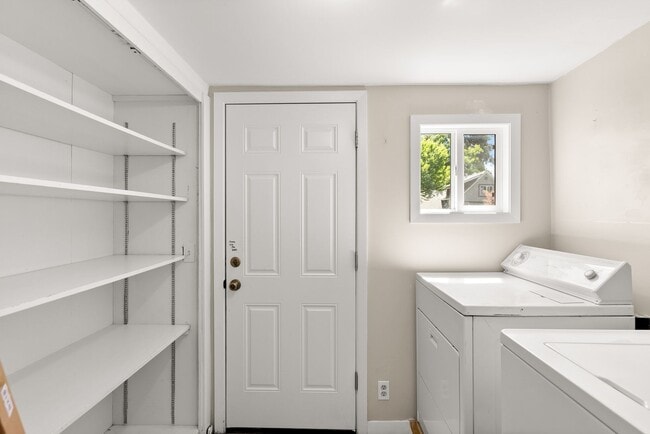 Building Photo - 4bed/2 bath Portland Charmer