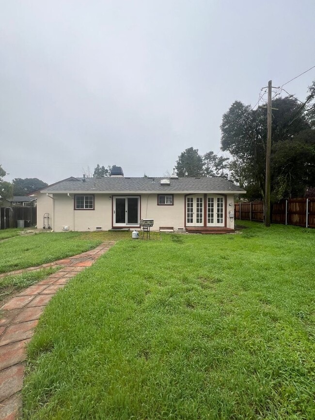 Building Photo - Come check out this Beautiful Country Home...