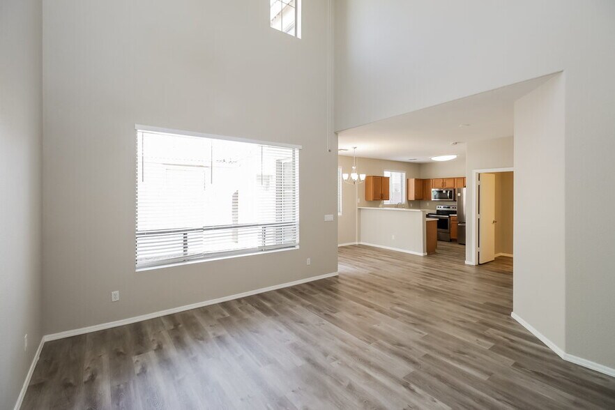 Building Photo - 1303 S Mansard