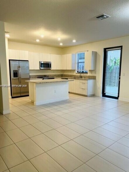 Building Photo - 10521 NW 81st Ter