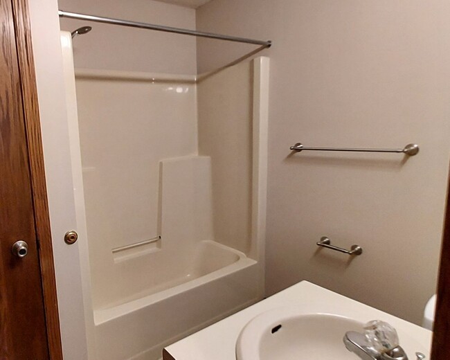 Building Photo - Nice 2 Bedroom Townhome