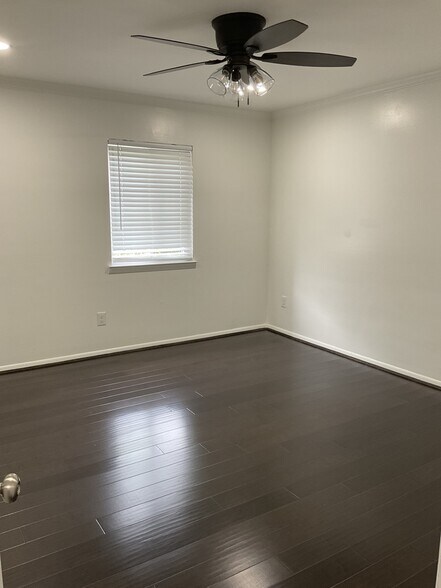 Building Photo - 1001 Woodland Vlg