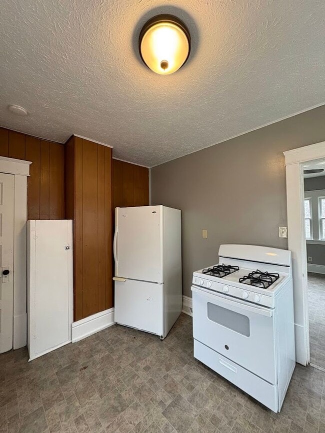 Building Photo - Beautifully finished 3 bedroom home for rent - Akron OH