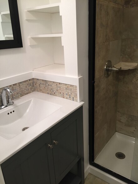 upstairs bath - 921 Western Dr