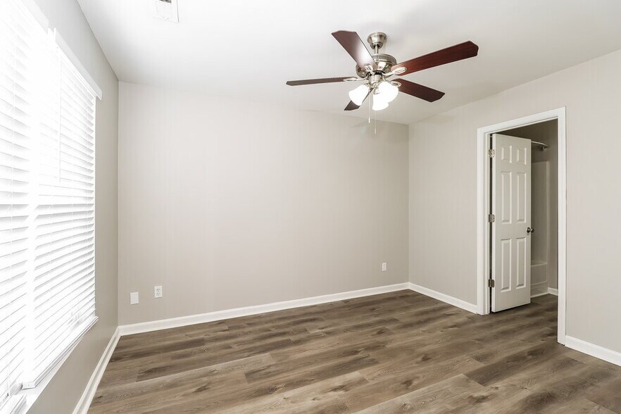 Building Photo - 6516 Lynmont Dr