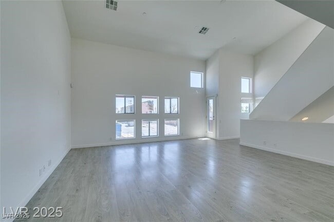 Building Photo - 255 Tower St