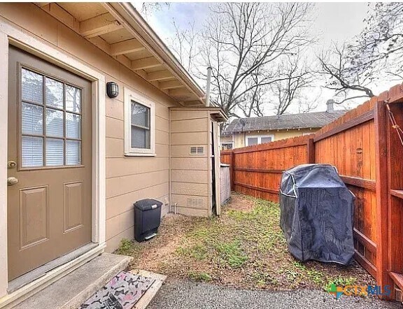 Building Photo - 460 Comal Ave