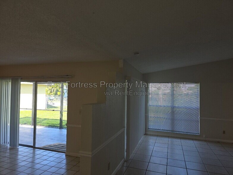 Building Photo - 1049 Ridgeway Dr