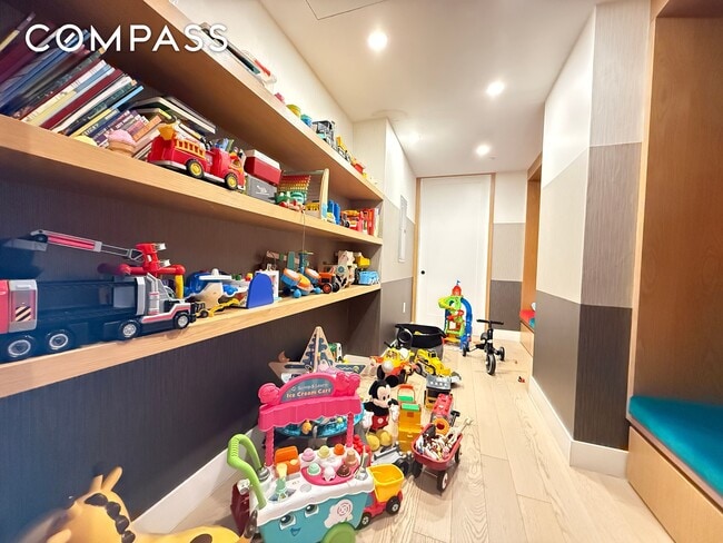 Building Photo - 45-07 Ct Square W