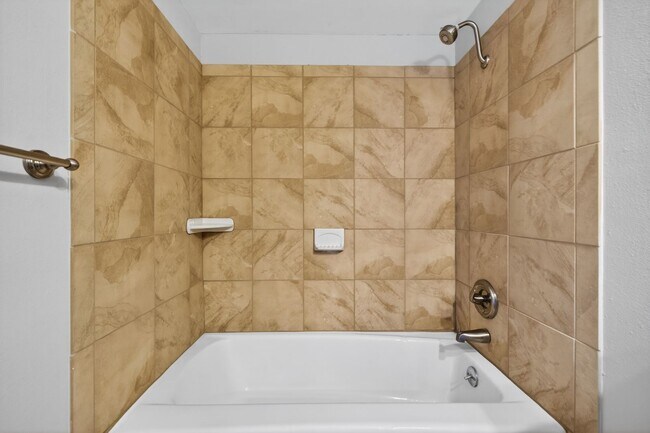Building Photo - FULLY RENOVATED 2 BEDROOM WITH HUGE BONUS ROOM!
