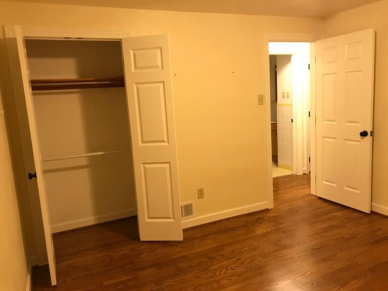 Building Photo - 563 Hickory Dr