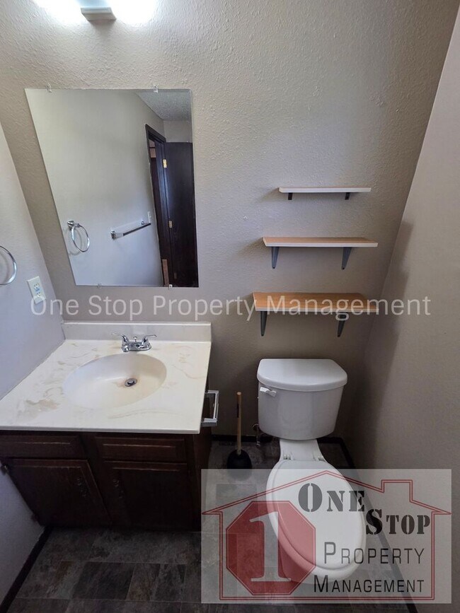 Building Photo - Gorgeous 2 Bedroom, 1.5 Bath in Independence!