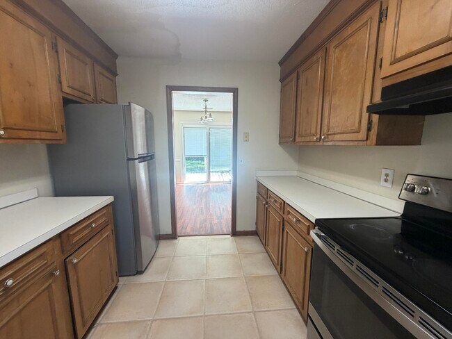 Building Photo - 720 Marigold St