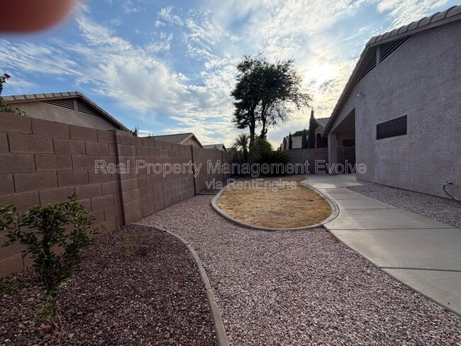 Building Photo - 15847 W Saguaro Ln