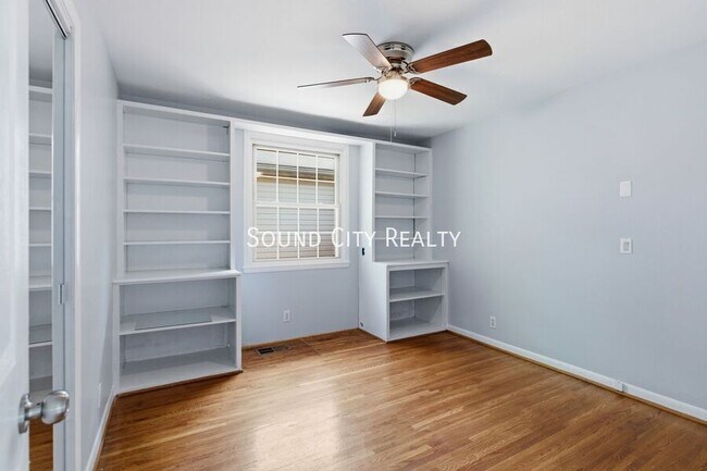 Building Photo - 7016 Bonnalake Dr