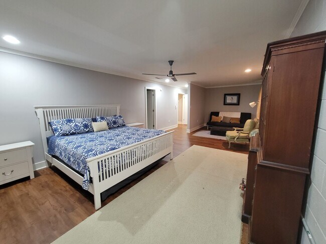 Building Photo - Massive 3 bed 3 bath on Boulevard!