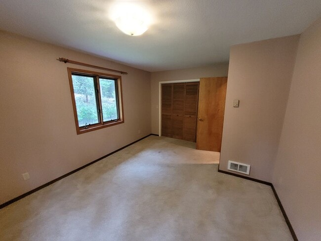 Building Photo - Wonderful Unfurnished 3 Bed 3 Bath Home ou...