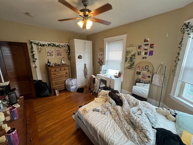 Building Photo - 9/1 Spacious Davis Sq 3BR w/EIK right by T...