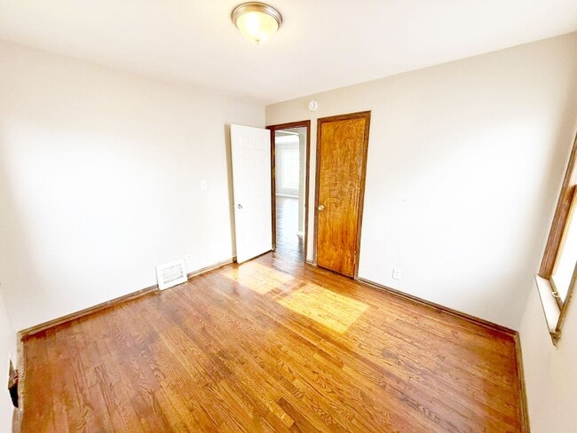 Building Photo - 3 BED 1 BATH BEAUTIFUL SINGLE FAMILY HOME ...