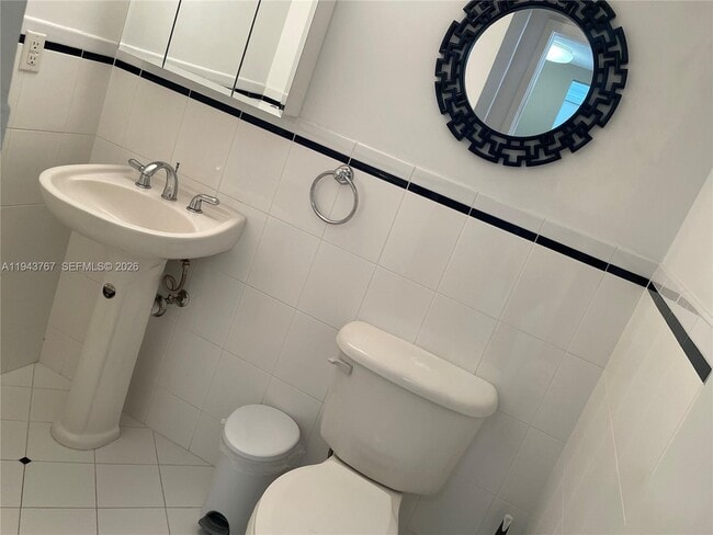 Building Photo - 2625 Collins Ave