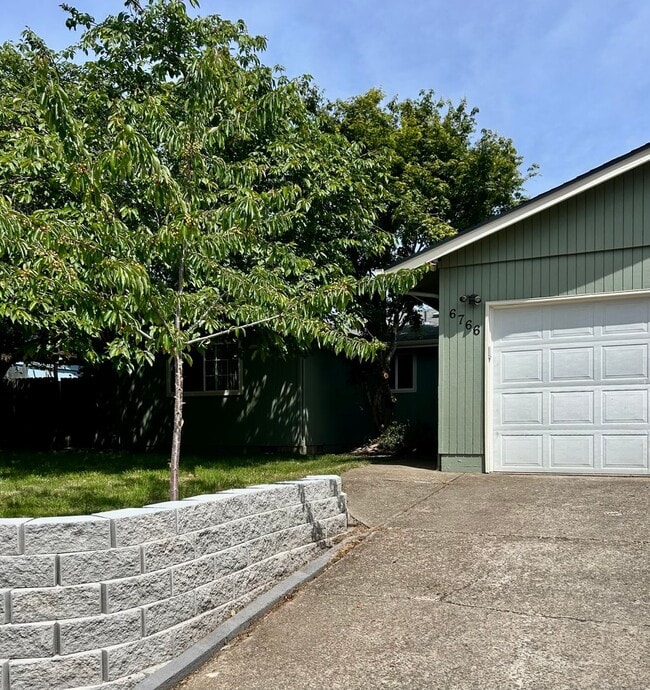 Building Photo - Charming Single Level Home - Keizer