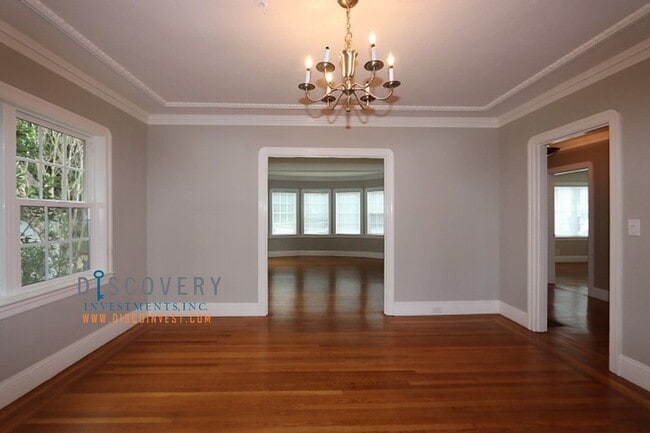 Building Photo - Upper Rockridge 3 Bedroom Home