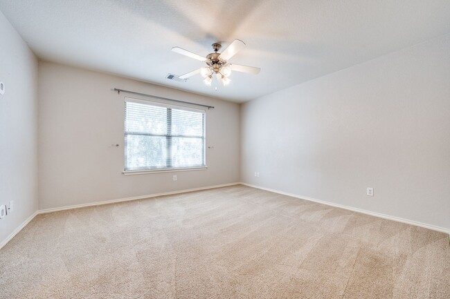 Building Photo - 3 Bedroom/2.5 Bath Pecan Hill Subdivision
