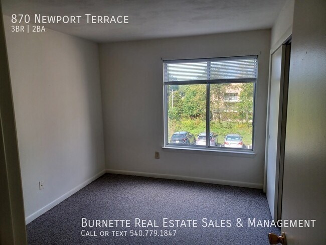 Building Photo - 870 Newport Terrace