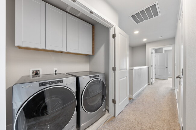 Building Photo - Charming 2-Bed with 2.5 Baths in Newberg
