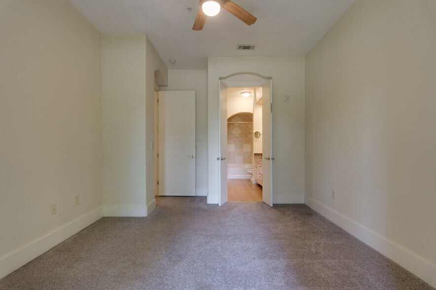 Building Photo - 2600 Hillsboro Pike