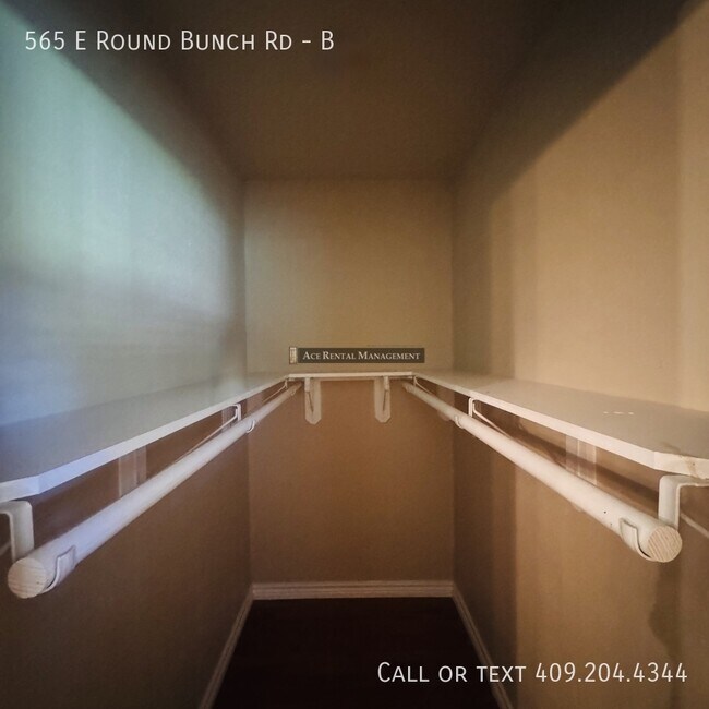 Building Photo - 565 E Roundbunch Rd