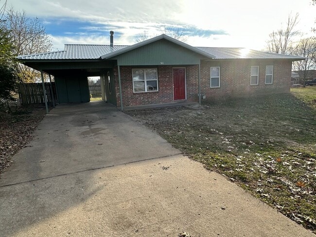 Building Photo - 4 bed 1.5 bath house