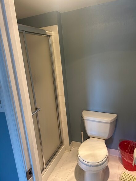 Bedroom#1 Bathroom - 4500 S Four Mile Run Dr