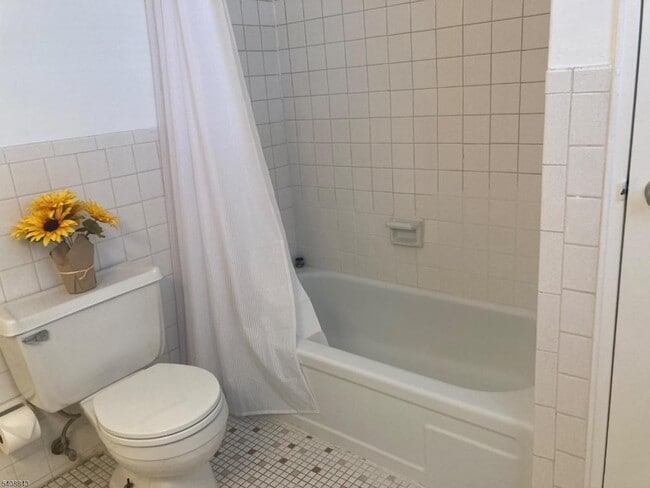 Building Photo - 1251 Valley Rd