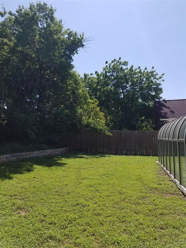 Building Photo - 2208 Quiet Wood Dr