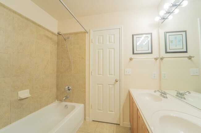 Building Photo - 2910 Sandleigh Dr