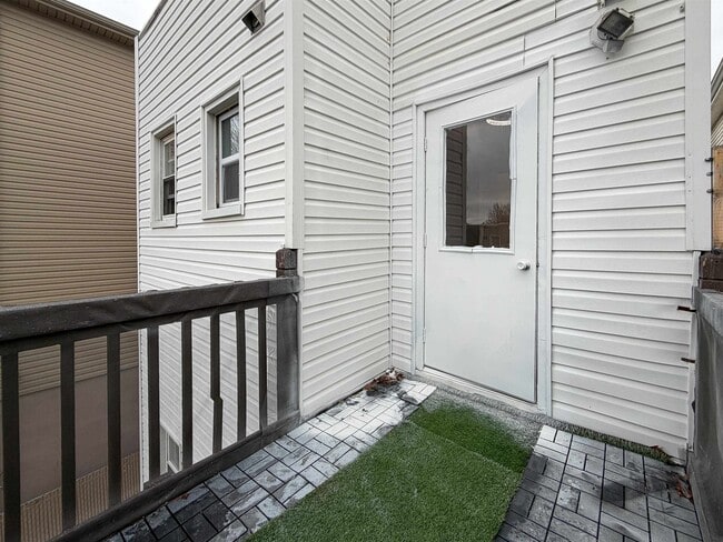 Building Photo - 119 Zabriskie St