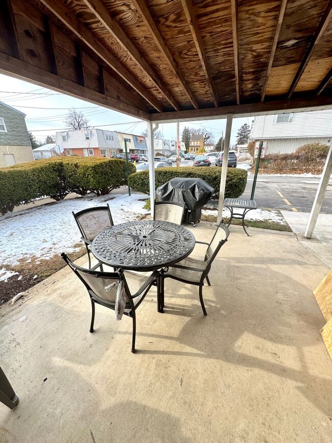 Building Photo - 828 N Sherman St