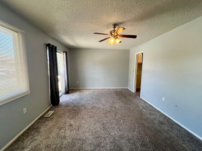 Building Photo - 2567 Rainbow Dr
